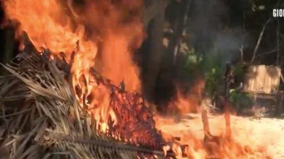 Devastante incendio all’Isola dei Famosi, momenti di paura per i naufraghi: i primi aggiornamenti