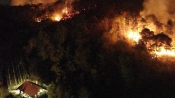 Varese, devastante incendio minaccia le case, persone costrette a fuggire. Ecco cosa sta succedendo