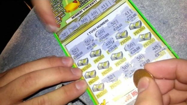 Sbanca con il Gratta e Vinci, ma non può riscuotere la vincita: il motivo è assurdo