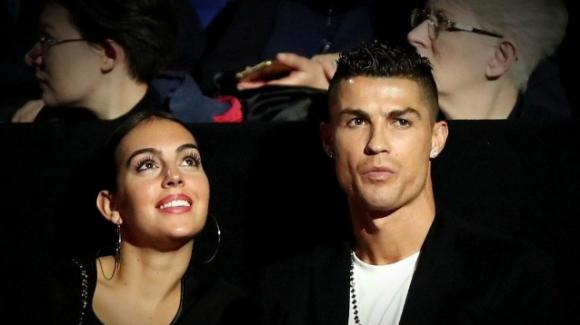 Dopo la perdita di uno dei gemelli, Cristiano e Georgina fanno sapere le condizioni della piccola che ce l’ha fatta