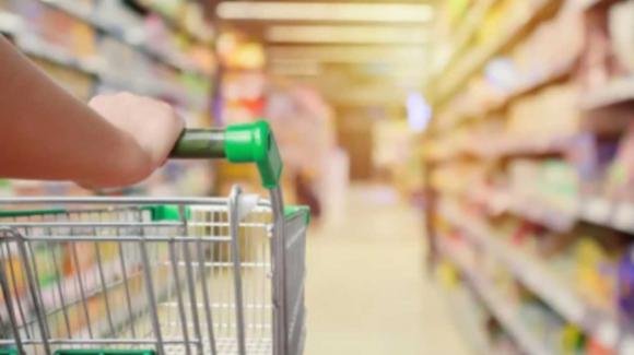 Spesa nei supermercati, il trucchetto che frega i consumatori: ecco quale