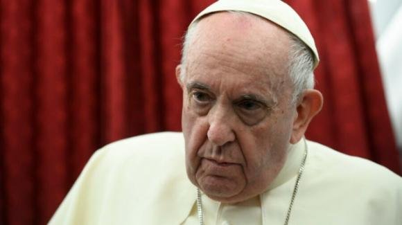 La notizia è stata diffusa poco fa, Papa Francesco fermato dal dolore