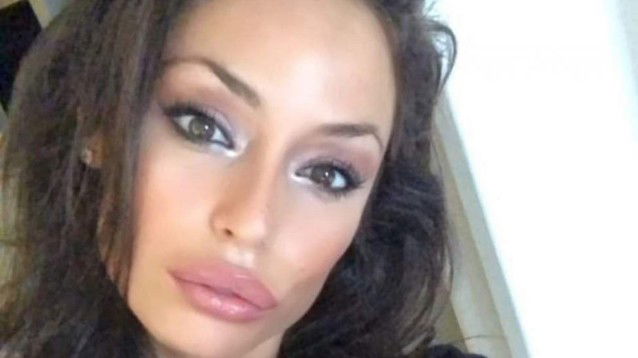 Oltre la censura, in tanga e reggiseno trasparente: la foto di Raffaella Fico