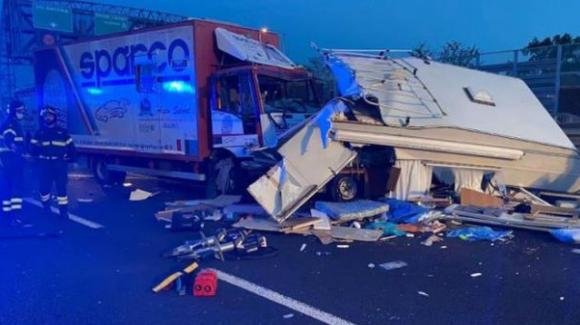 Tragedia nella notte, camion contro camper: "Morti e feriti sull’asfalto"