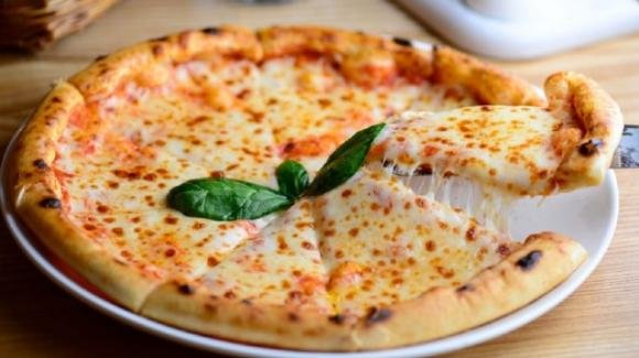Malore improvviso dopo aver mangiato la pizza, il famoso marchio italiano nel mirino: cosa conteneva