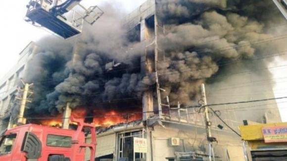 Terribile incendio, persone intrappolate sui balconi: il bilancio dei morti è gravissimo