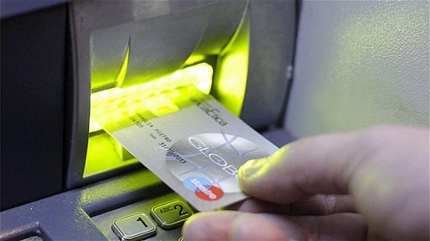 "Attenzione alla nuova truffa del bancomat": ecco come vi prosciugano il conto