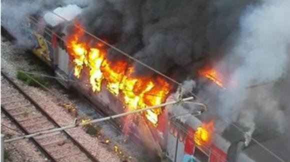 Italia, treno in fiamme: momenti di grande panico. Soccorritori in azione: il primo bilancio