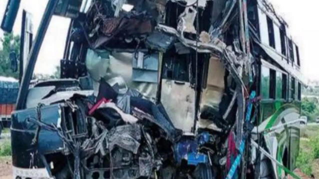 Autobus carico di passeggeri si schianta. Numerosi morti e feriti, soccorsi sul posto