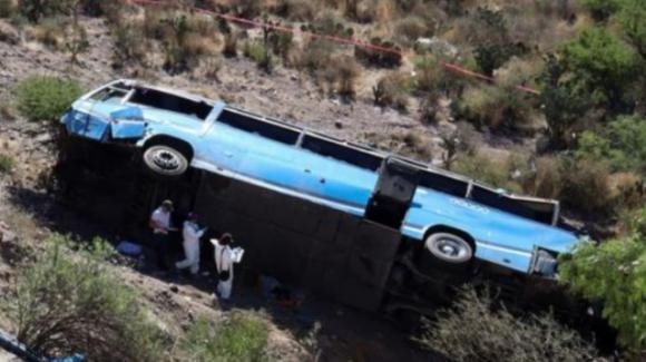 Autobus carico di passeggeri precipita dall’autostrada: il bilancio dei morti è drammatico