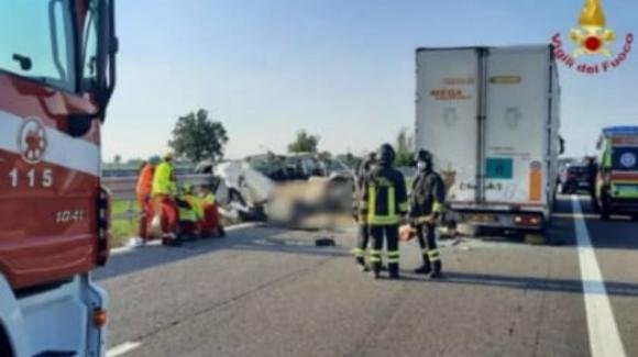 Dramma in autostrada, scontro tra furgone e camion: ci sono morti