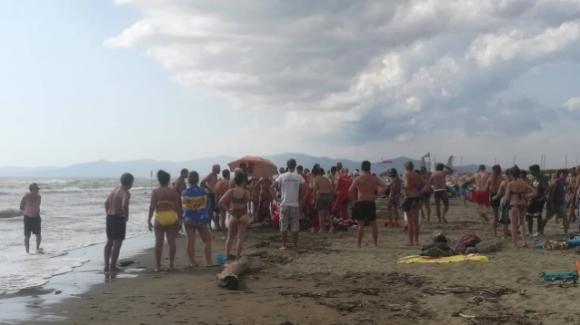 Italia in lutto, terribile tragedia in spiaggia: lacrime e commozione