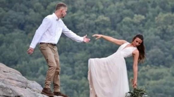 Il giorno del matrimonio il marito lascia la mano della moglie: la foto finisce sui social
