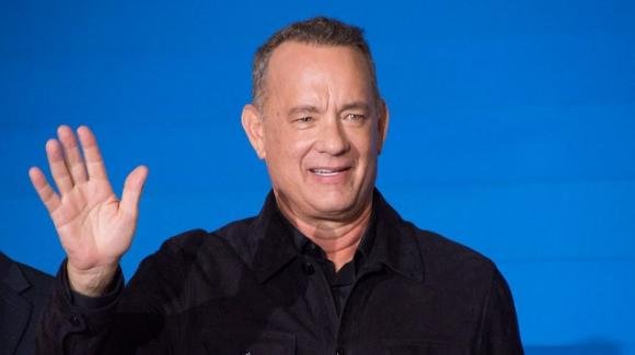 Tom Hanks sta male? Il dettaglio della mano destra che preoccupa i fan
