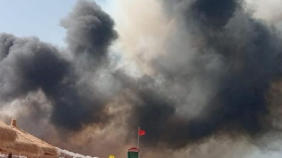 Spaventoso incendio sulla spiaggia italiana. È un disastro. Bagnanti in fuga