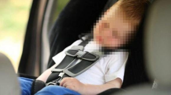 Dimentica il figlio di 18 mesi nell’auto rovente sotto il sole, il bimbo non ce l’ha fatta