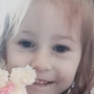 Angelina è morta a 3 anni, pregava per mangiare ma la mamma le avvicinava il cibo senza darglielo