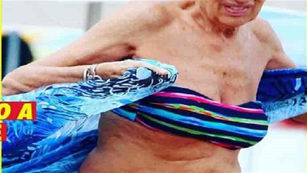 La vip in bikini e tanga a 72 anni, paparazzata così al mare: la rivolta social