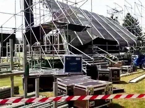 Italia, crolla il palco per il concerto: persone sotto le macerie