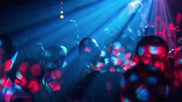 Dramma in discoteca, almeno 20 ragazzi morti: “Accasciati al suolo all’improvviso”