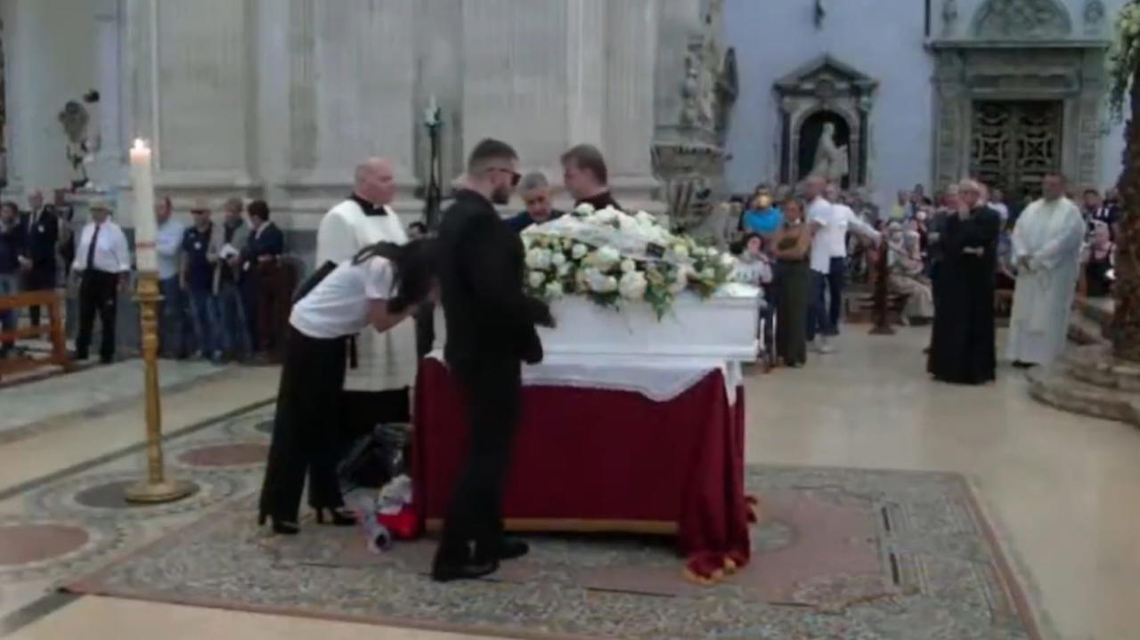 Elena Del Pozzo, le telecamere hanno ripreso tutto: ecco cosa è successo subito dopo il funerale