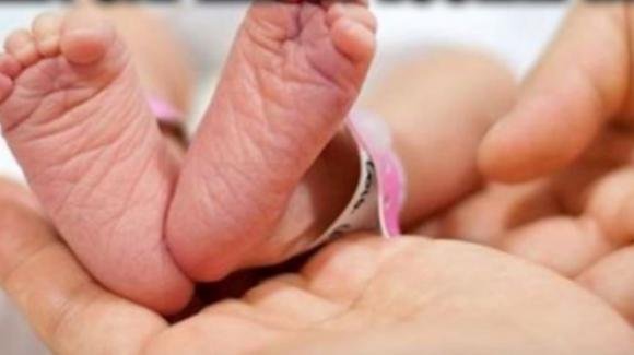 La famosa cantante partorisce in Italia senza sapere di essere incinta: la notizia choc poco fa