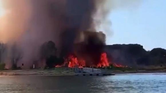 Italia, devastante incendio mette in fuga turisti e bagnanti: la situazione