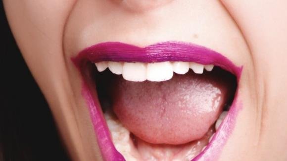 Attenzione a questi 4 segnali sulla bocca. Potrebbero essere i sintomi di questa malattia