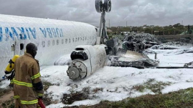 Aereo si schianta al suolo, si ribalta e prende fuoco: i primi aggiornamenti. VIDEO