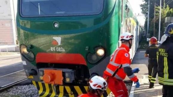 Terribile tragedia ferroviaria in Italia poco fa. Stop ai treni, inutile i soccorsi: ci sono morti