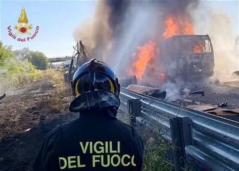 Italia, inferno in autostrada: morti e feriti. Le colonne di fumo visibili a km di distanza