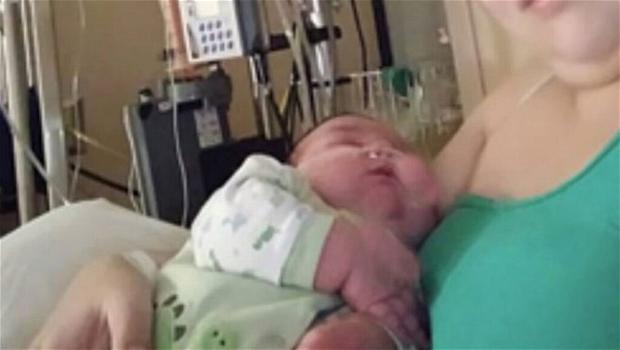 Mamma partorisce un neonato ‘gigante’, è un record: ecco quanto pesa