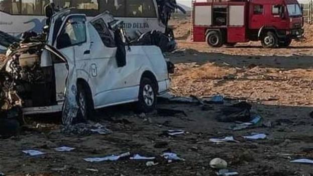 Tragedia in autostrada, scontro tra bus e camion: almeno 22 morti