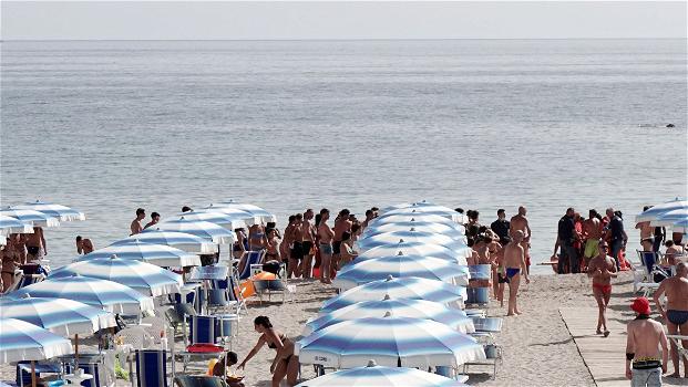 Italia, terribile tragedia in spiaggia con moglie e figli: bagnanti sotto choc