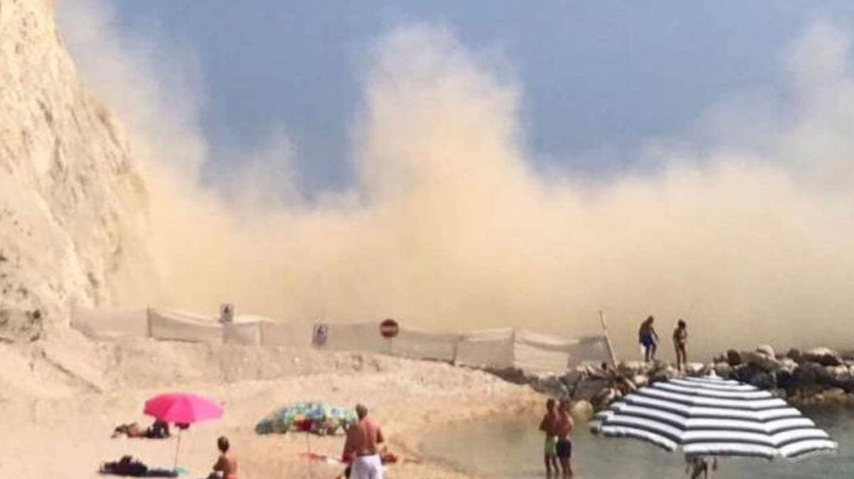 Italia, Prima Un Forte Boato E Poi La Frana In Spiaggia: Momenti Di ...