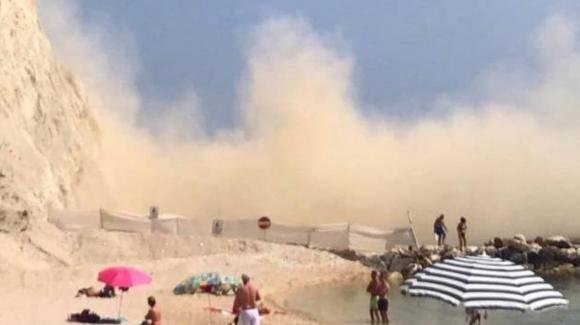 Italia, prima un forte boato e poi la frana in spiaggia: momenti di panico tra i bagnanti. VIDEO
