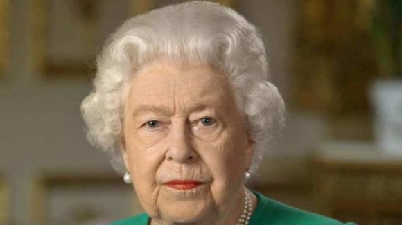 Regina Elisabetta, le condizioni di salute preoccupano il mondo intero. La foto che è apparsa fa impallidire