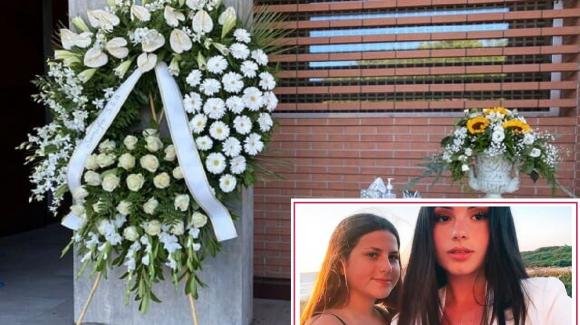 Alessia e Giulia, "Buon viaggio dolci angeli": la lettera da brividi durante i funerali
