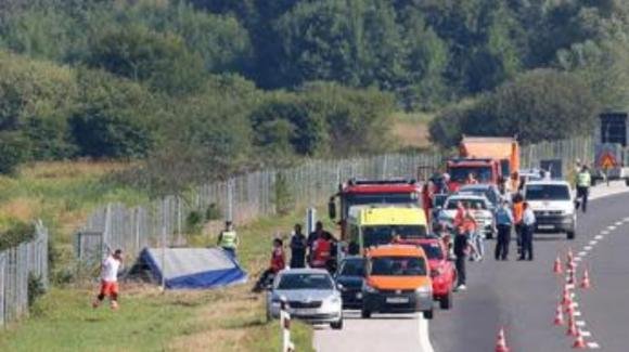 Tragedia in autostrada, autobus si ribalta: decine di morti e feriti sull’asfalto. È corsa contro il tempo
