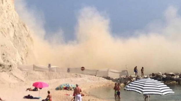 Italia, prima un forte boato e poi la frana in spiaggia: travolte diverse persone