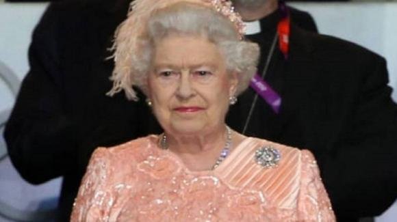 Terremoto a Buckingham Palace: “Non è mio figlio”. Sudditi increduli