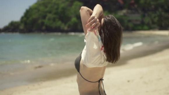 16enne si toglie la maglietta in spiaggia: la donna che le è accanto rimane colpita da alcuni dettagli
