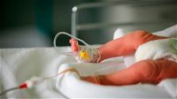 Infermiera trova neonata fuori dall’ospedale: la scoperta sul corpo