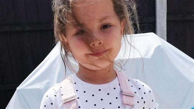Bimba di 9 anni uccisa sull’uscio di casa: la disperazione dei genitori