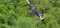 Ragazza si lancia dal bungee jumping ma la corda si spezza: immagini forti