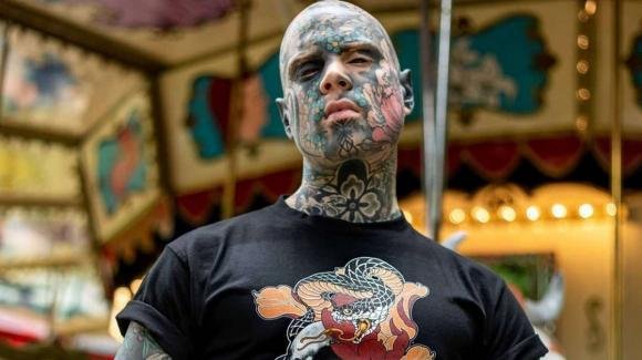 "Mi hanno licenziato". Brutte notizie per l’uomo più tatuato del mondo