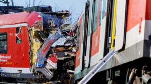 Terribile schianto tra due treni: il bilancio è drammatico: ci sono morti e feriti