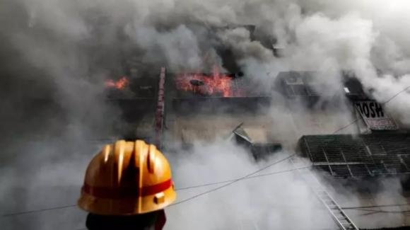 Italia, terribile esplosione e poi le fiamme: si teme il peggio