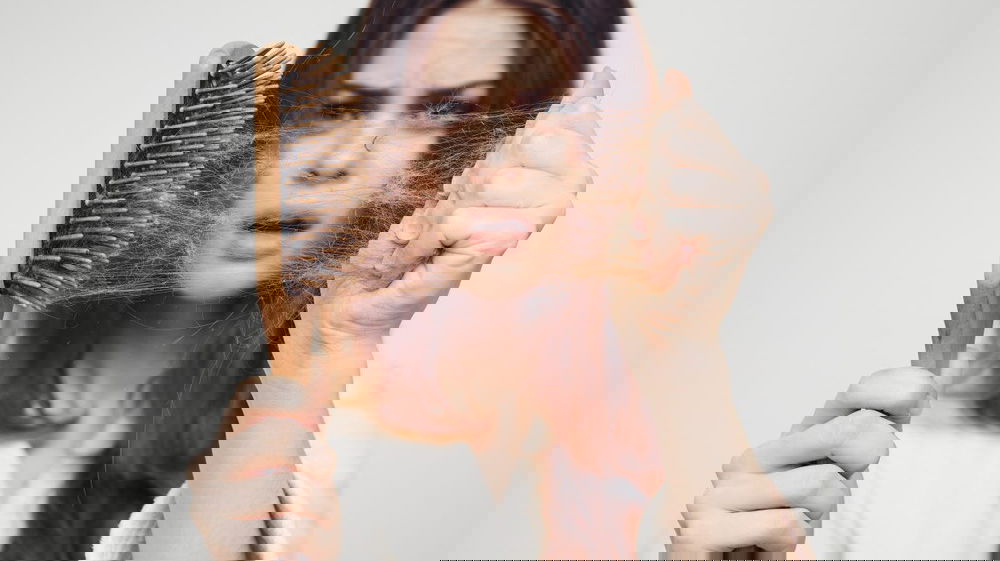 Con l’arrivo dell’autunno, cadono le foglie, le castagne e… i capelli