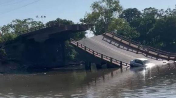 Ponte crolla improvvisamente durante il passaggio dei veicoli: ci sono morti